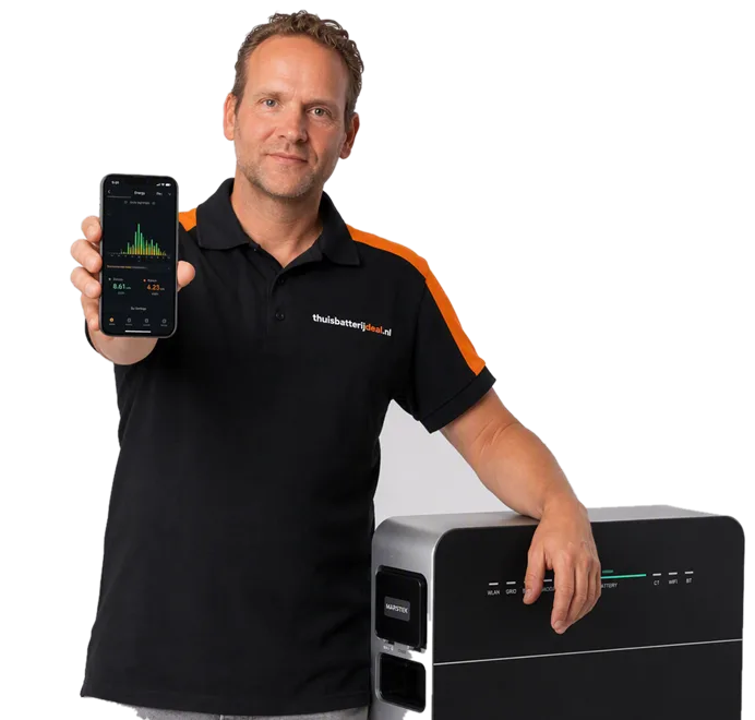 Jeroen met de Marstek-app in de hand, naast de Venus E 4.0 4.0 4.0